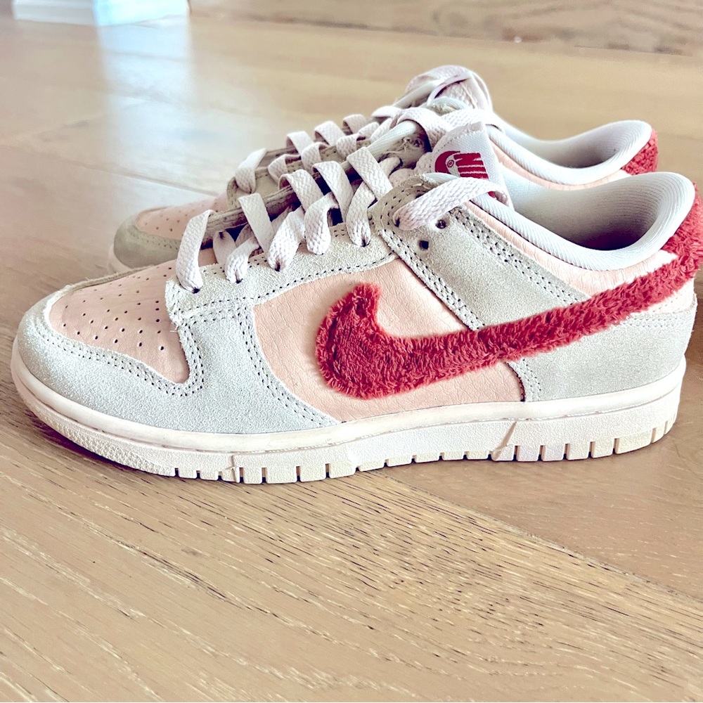 Like new women’s Nike Dunk Low gym shoes size 6